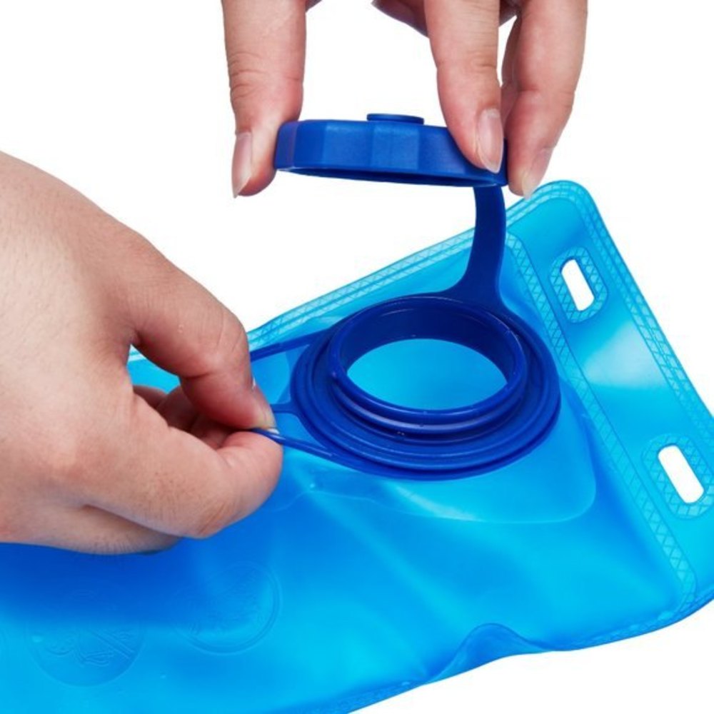 portable water bladder with a straw - Picture 3 of 5